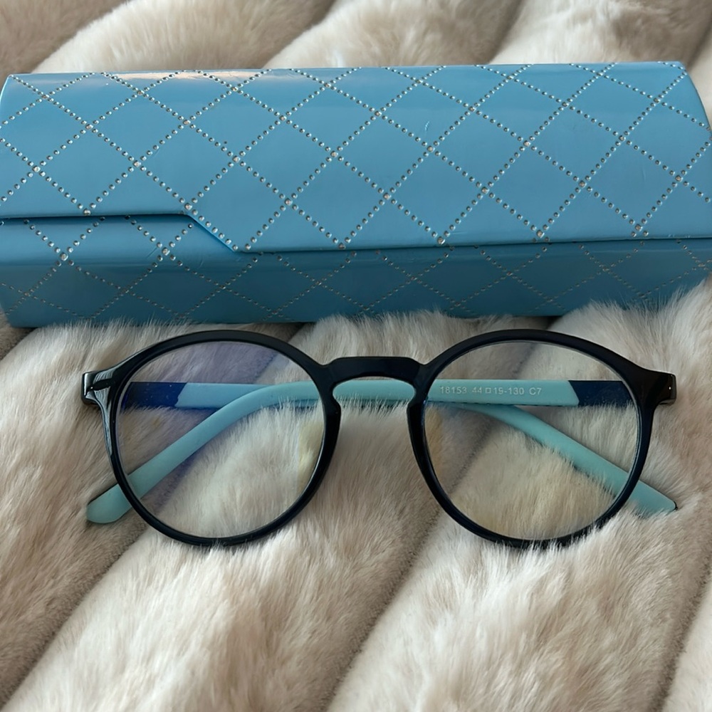 Children’s blue light glasses with case